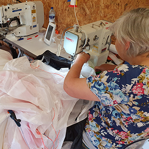Myriam, couturière spécialisée, répare une voile de parapente