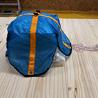 Pliage d'un parachute de secours, étape 5