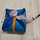 Pliage d'un parachute de secours, étape 7