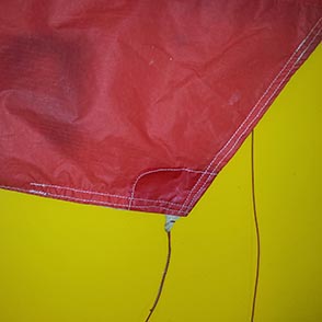 Réparation de voile de parapente à l'atelier