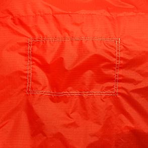 Réparation de voile de parapente à l'atelier