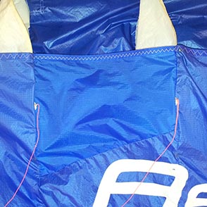 Réparation de voile de parapente à l'atelier