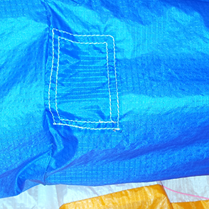 Réparation de voile de parapente à l'atelier